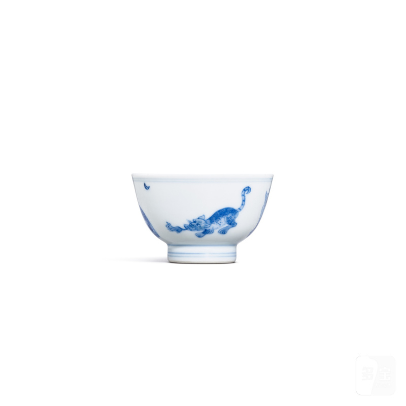 A blue and white 'cat' cup, Qing dynasty, Kangxi period | 清康熙 青花貍奴圖小盃 《大明嘉靖年製》仿款 - 图2